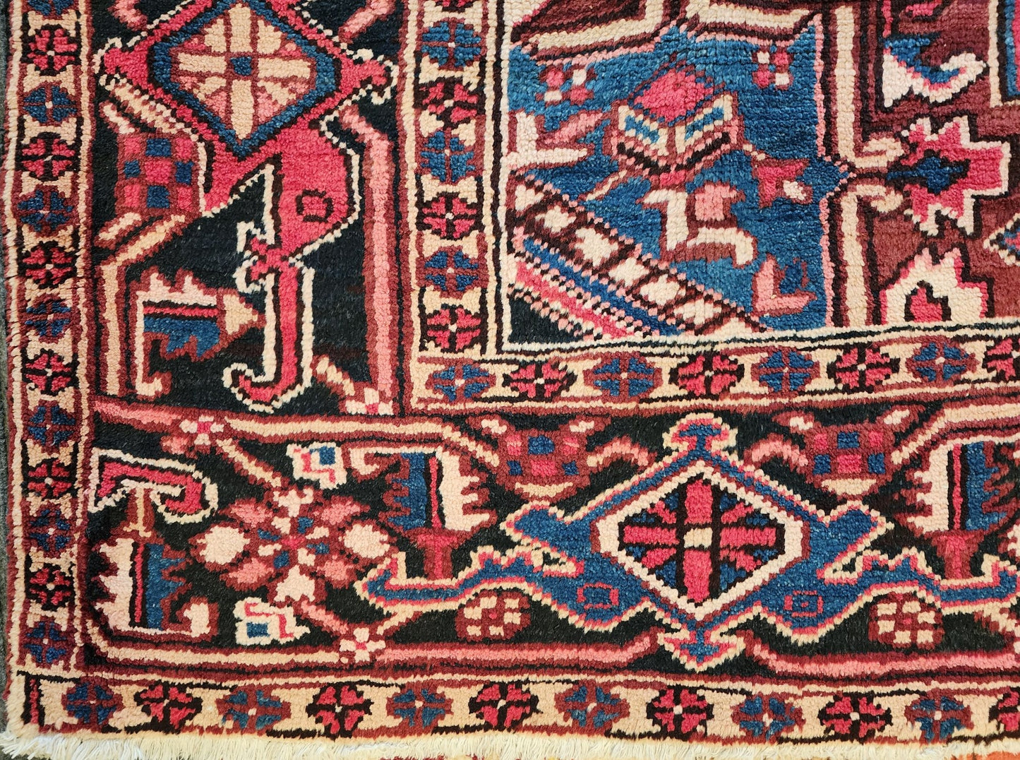 Vintage Heriz Persian Rug – 7x10 Feet – Hand-Knotted Wool with Geometric Medallion Design (SN:3943)