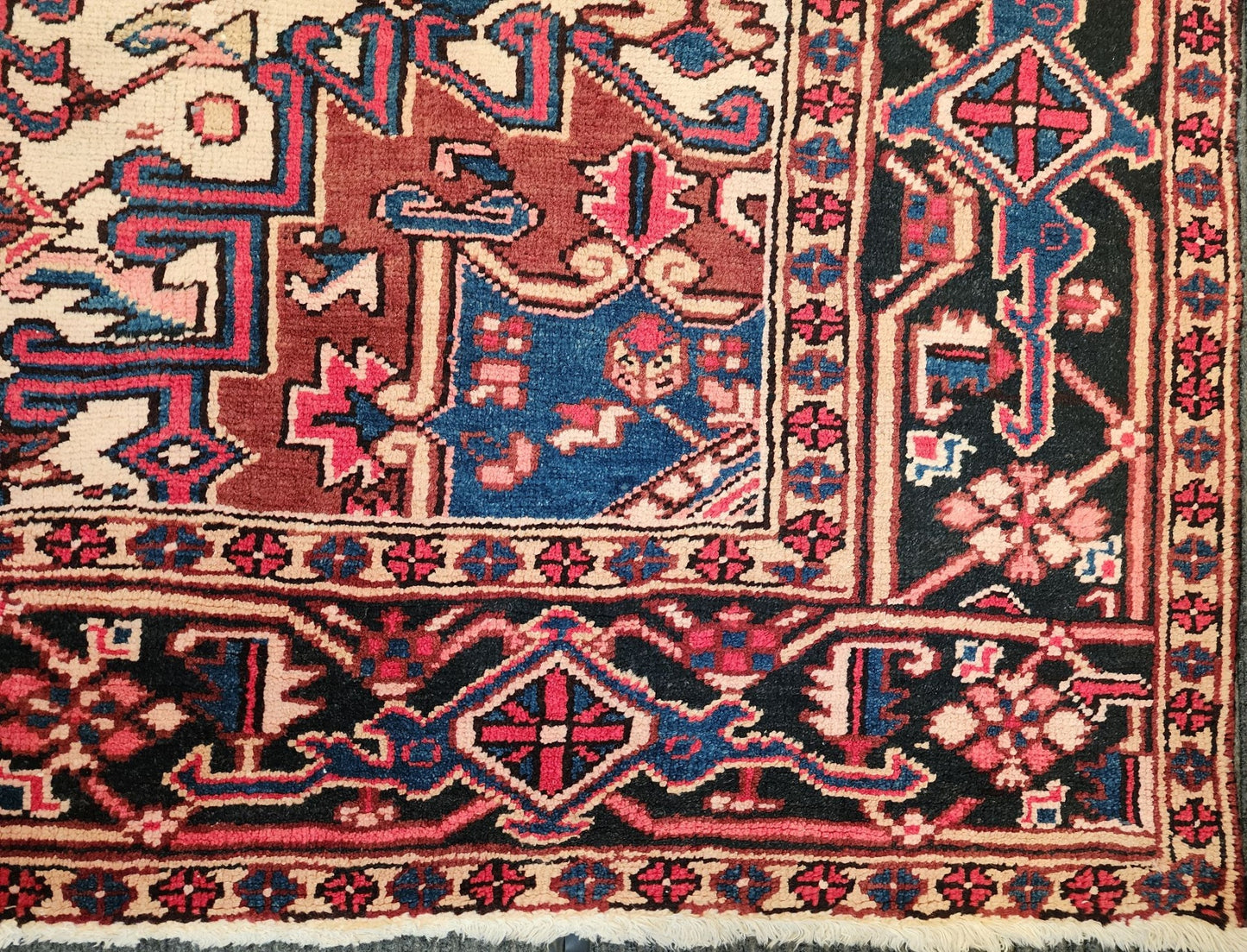 Vintage Heriz Persian Rug – 7x10 Feet – Hand-Knotted Wool with Geometric Medallion Design (SN:3943)