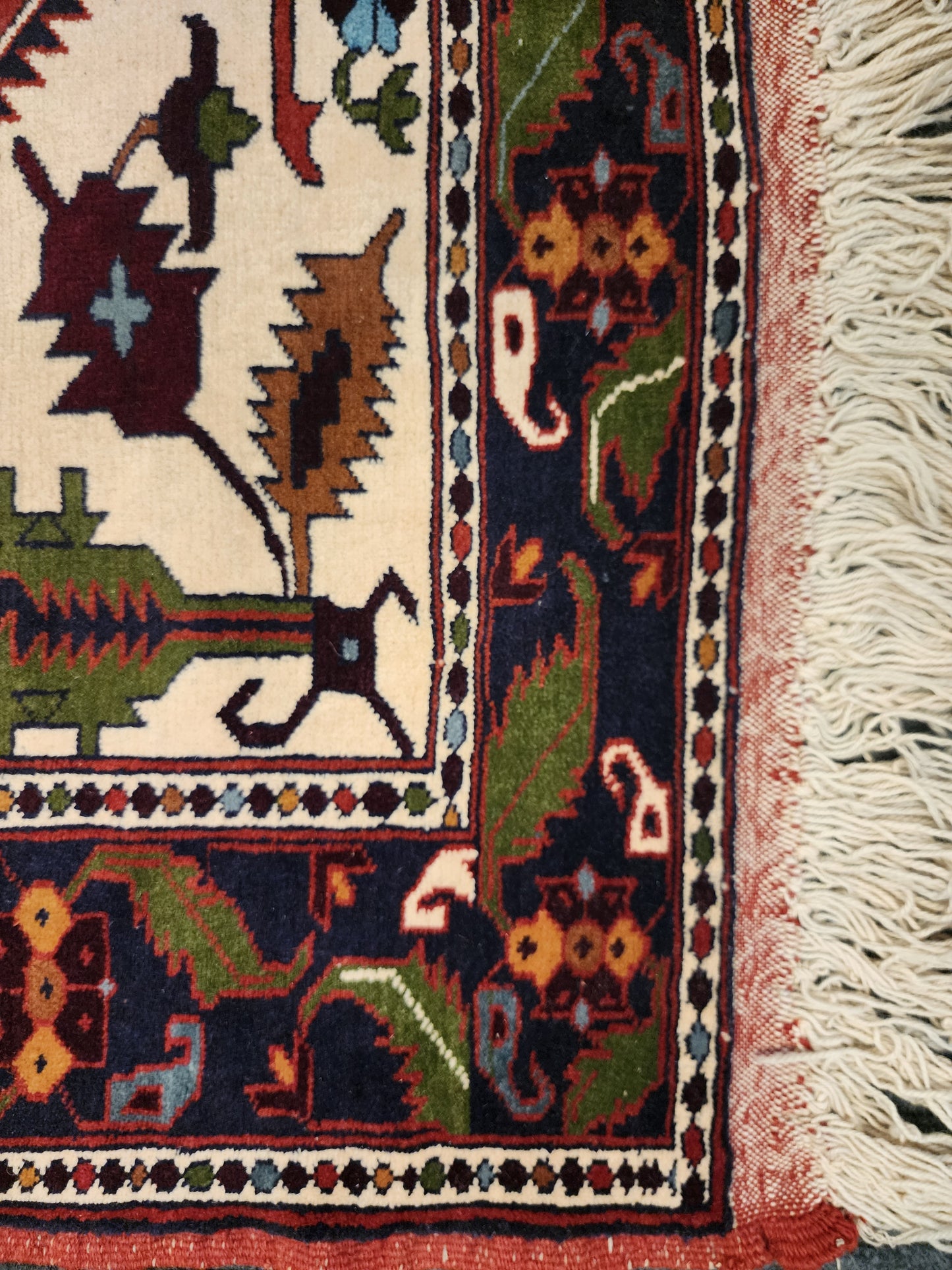 Vintage Persian Qashqai Rug – Nomadic Medallion & Tribal Motifs | 4.5 x 6 Feet(Sn:3178)