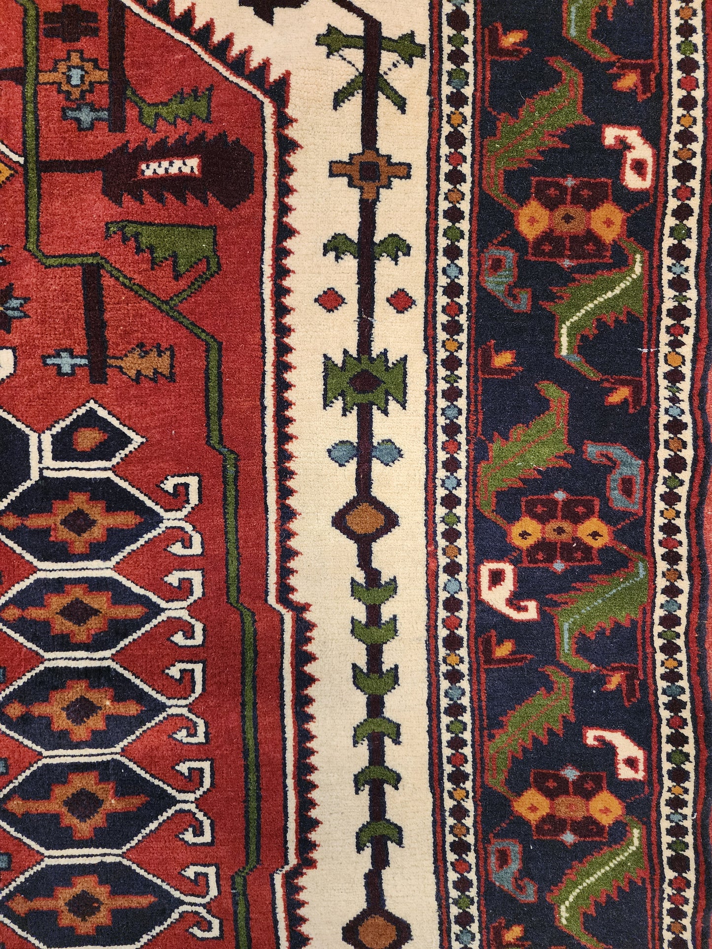 Vintage Persian Qashqai Rug – Nomadic Medallion & Tribal Motifs | 4.5 x 6 Feet(Sn:3178)