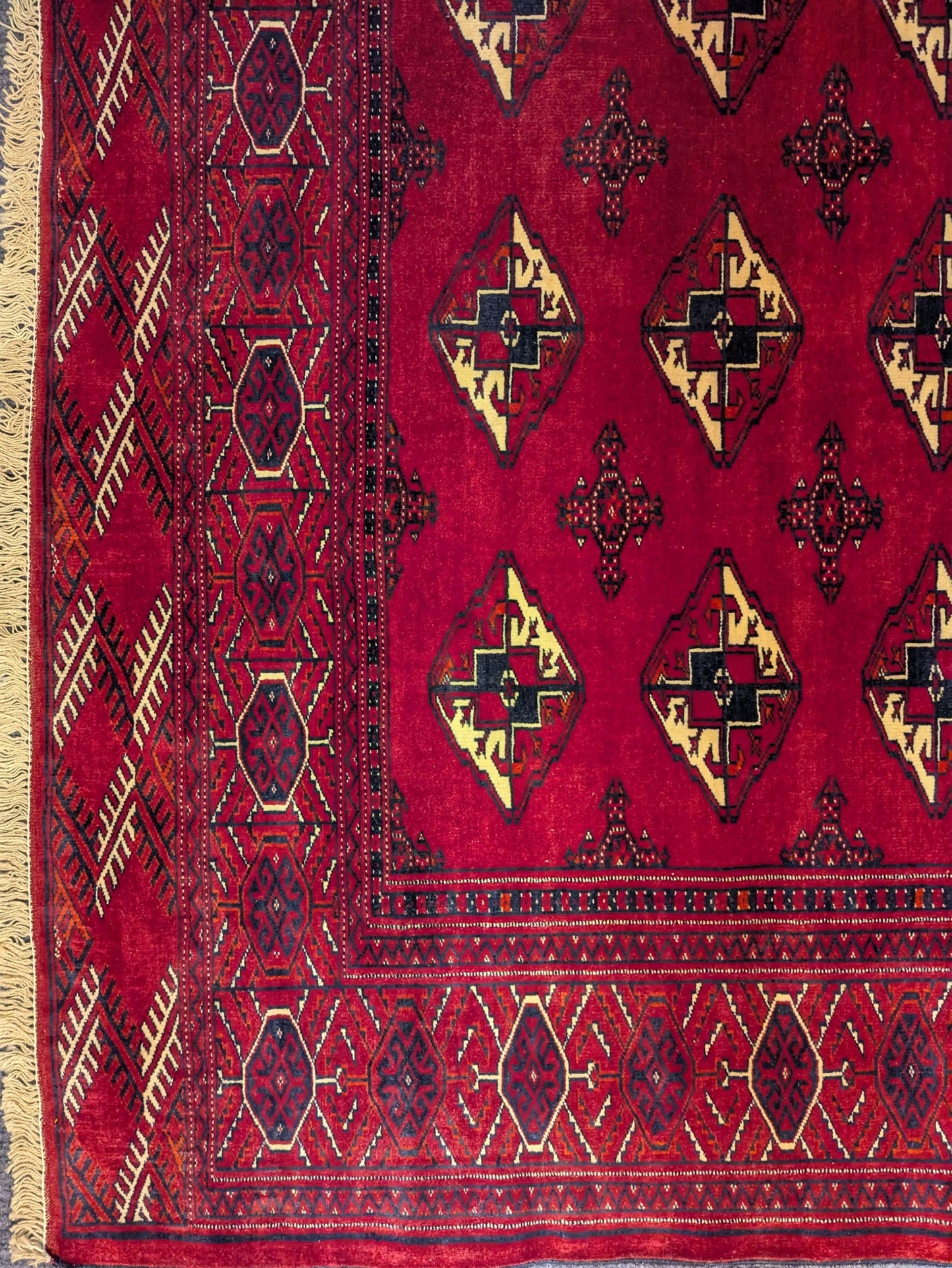 Vintage Turkmen Sara Rug – 7.5x10 ft – Deep Red Tribal Motifs(Sn:7228)