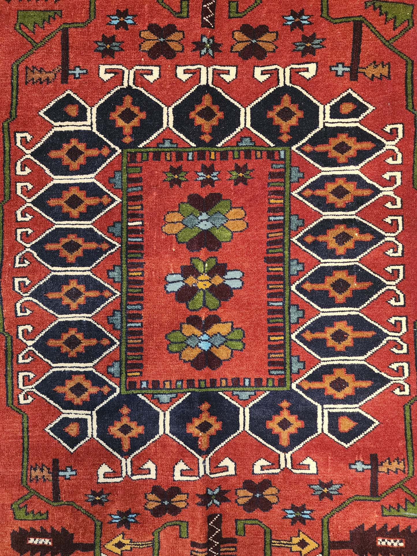 Vintage Persian Qashqai Rug – Nomadic Medallion & Tribal Motifs | 4.5 x 6 Feet(Sn:3178)