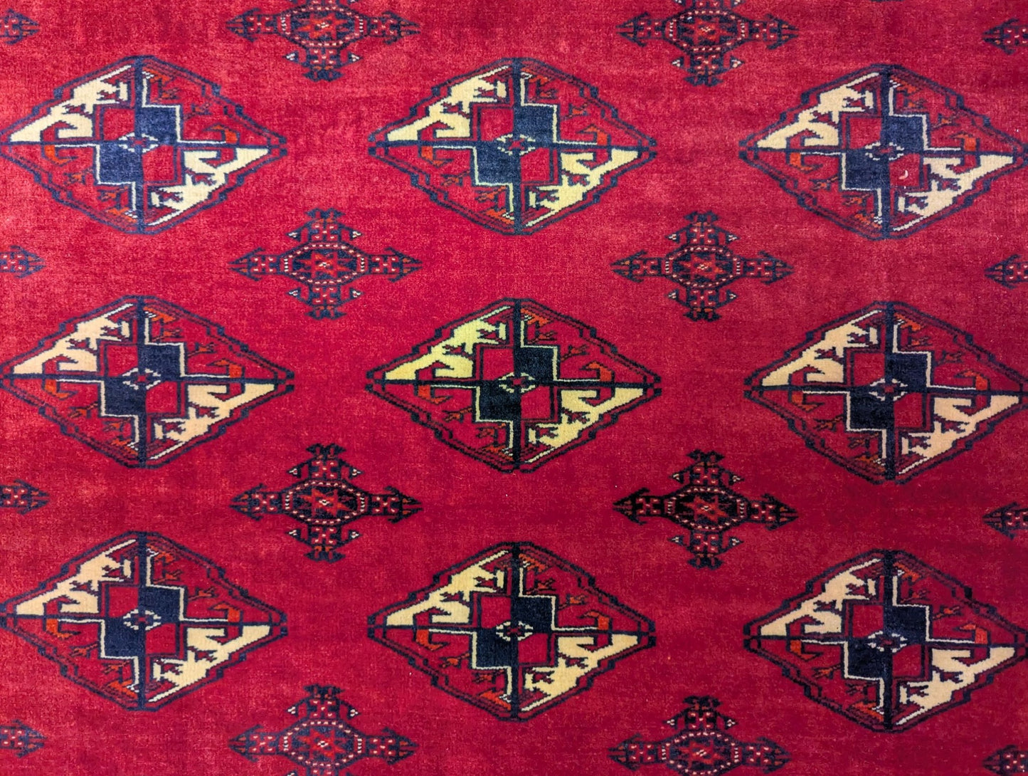 Vintage Turkmen Sara Rug – 7.5x10 ft – Deep Red Tribal Motifs(Sn:7228)