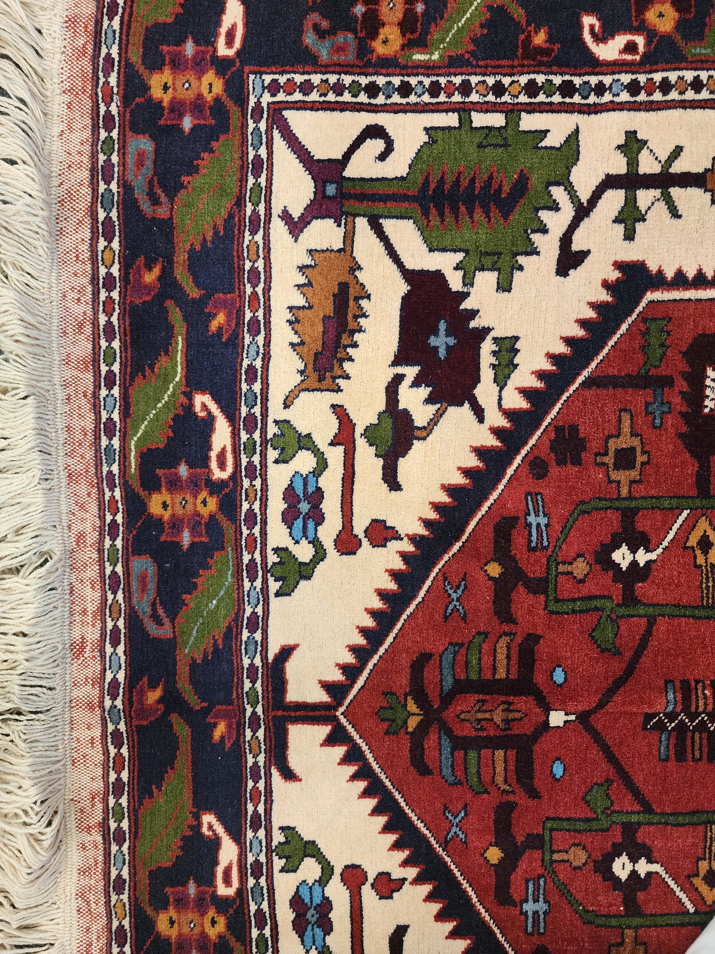 Vintage Persian Qashqai Rug – Nomadic Medallion & Tribal Motifs | 4.5 x 6 Feet(Sn:3178)