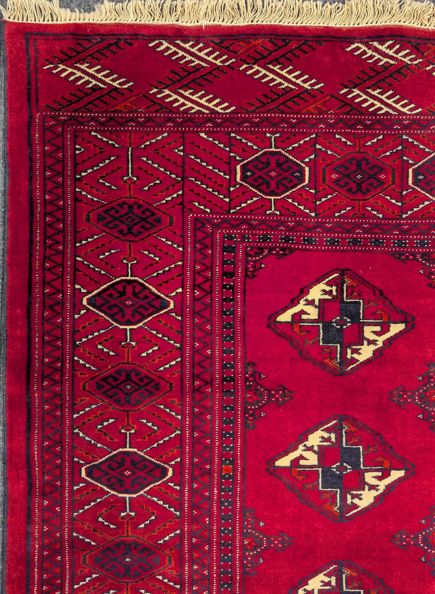 Vintage Turkmen Sara Rug – 7.5x10 ft – Deep Red Tribal Motifs(Sn:7228)