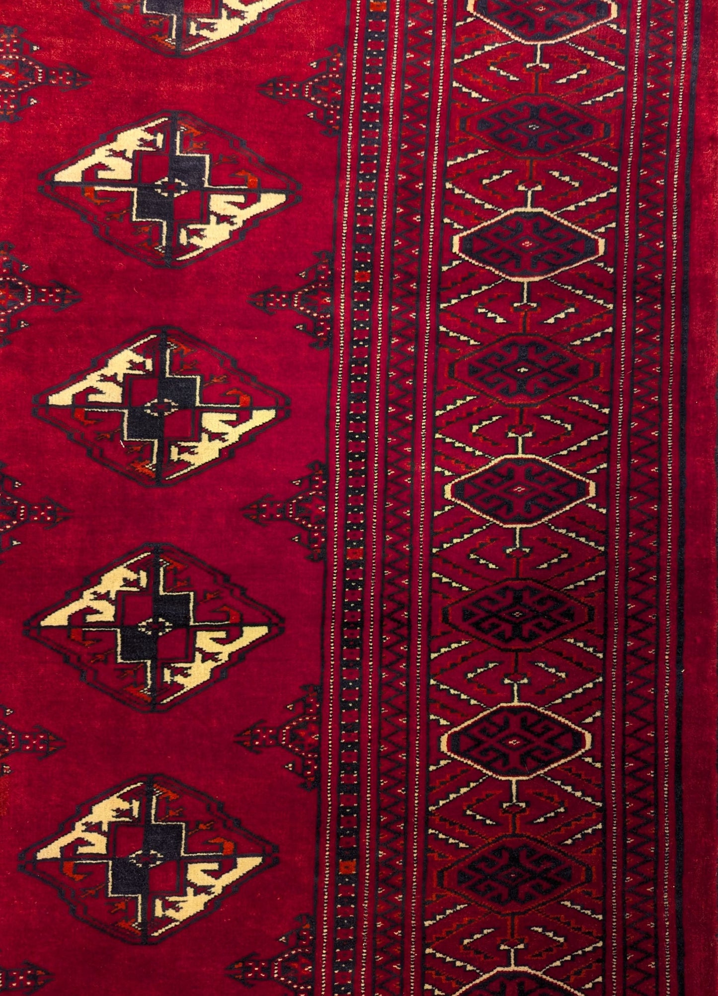 Vintage Turkmen Sara Rug – 7.5x10 ft – Deep Red Tribal Motifs(Sn:7228)