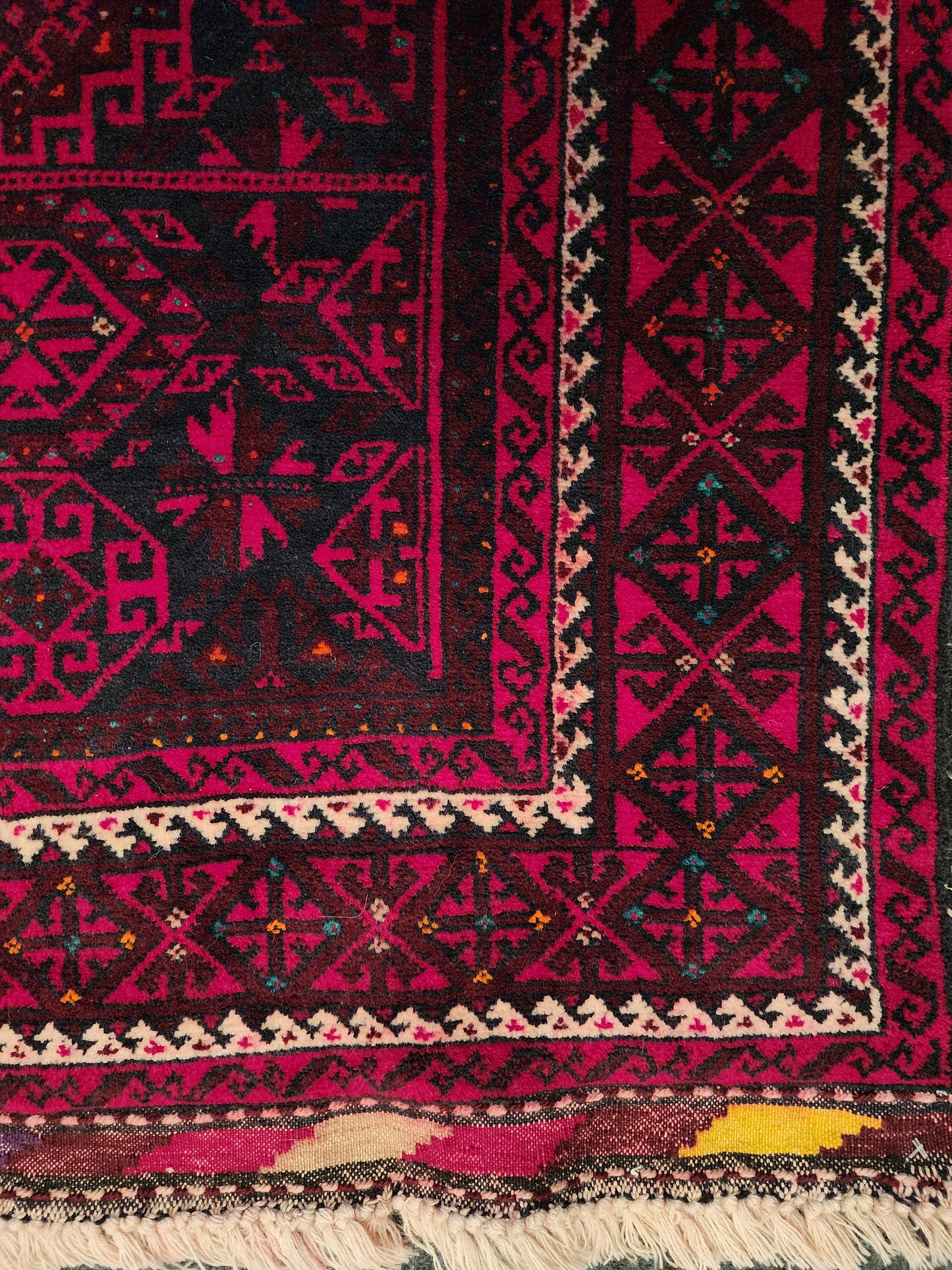 Vintage Baluch Tribal Rug – Geometric Gul Medallions | 4.0 x 6.0 Feet (Sn:5587)
