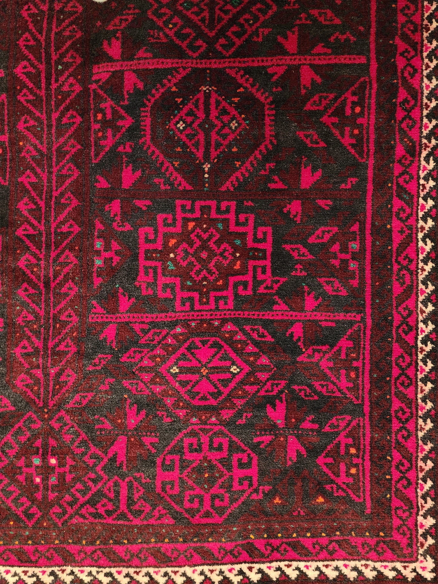 Vintage Baluch Tribal Rug – Geometric Gul Medallions | 4.0 x 6.0 Feet (Sn:5587)