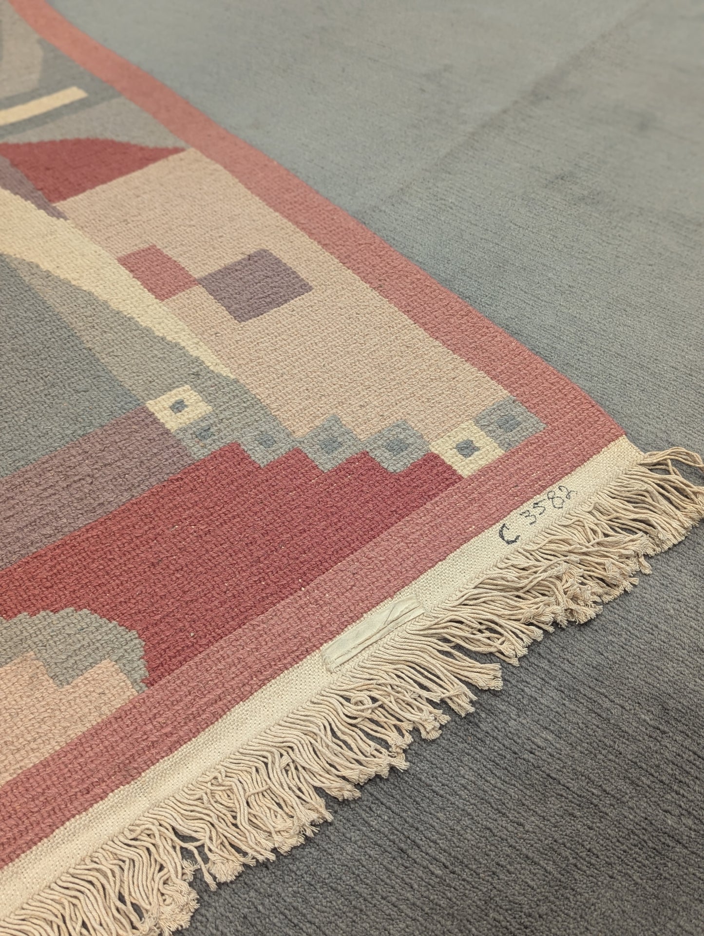 Modern Tibetan Wool Rug – Grey Base with Art Deco Border | 6x9 Feet (Sn:3582)