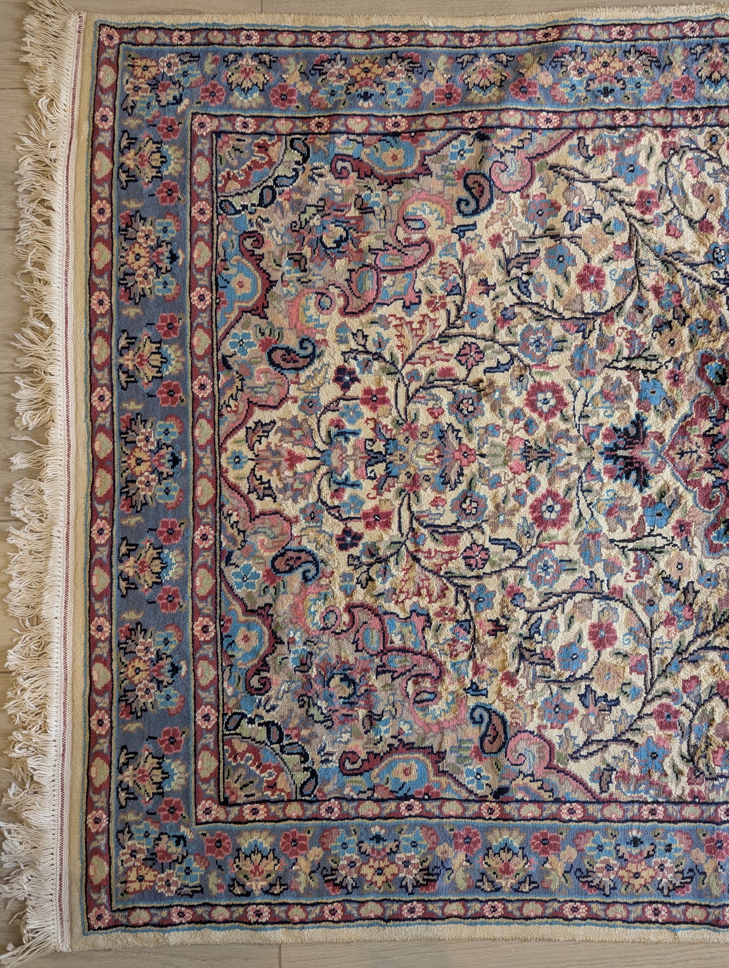 Handmade Vintage Kashan Rug – 4x6 Feet – Cream Base with Floral Medallion(SN:7000)