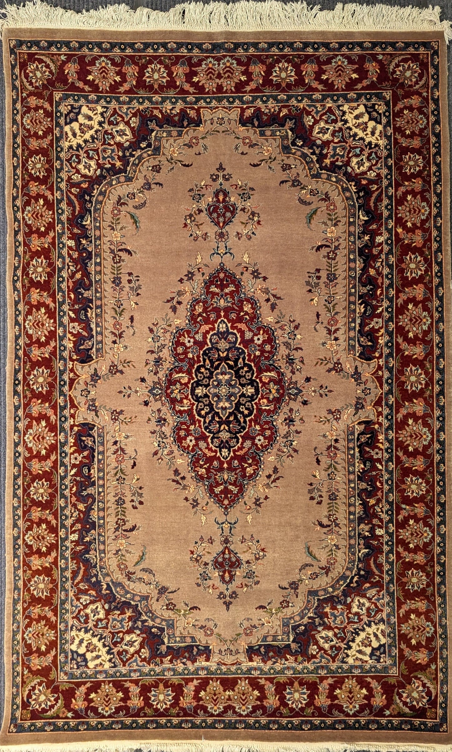 Vintage Kashan Handmade Wool Rug – 4.5x7 ft | Beige Field with Red Medallion (Sn:1940)