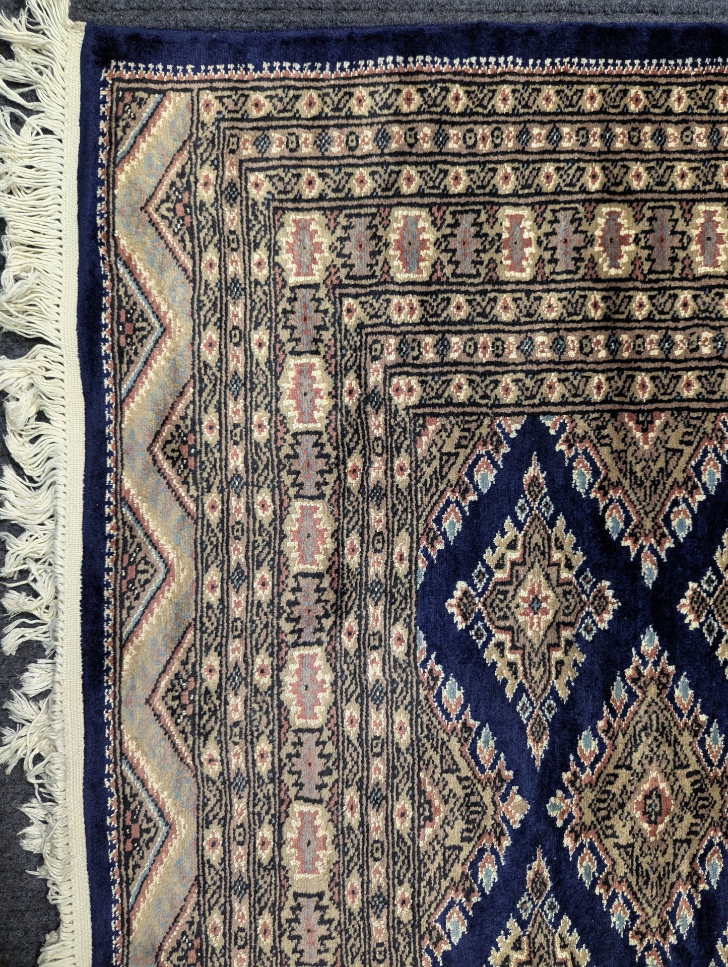 Vintage Pakistani Sarough-Style Wool Rug – 5.5x8 ft | Hand-Knotted, 45+ Years Old(sn:6485)